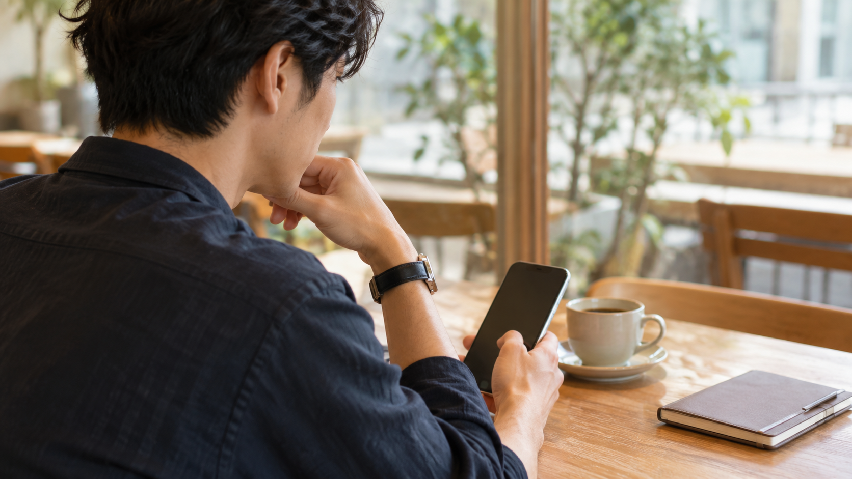 スマートフォンに届いたメッセージを確かめる場面